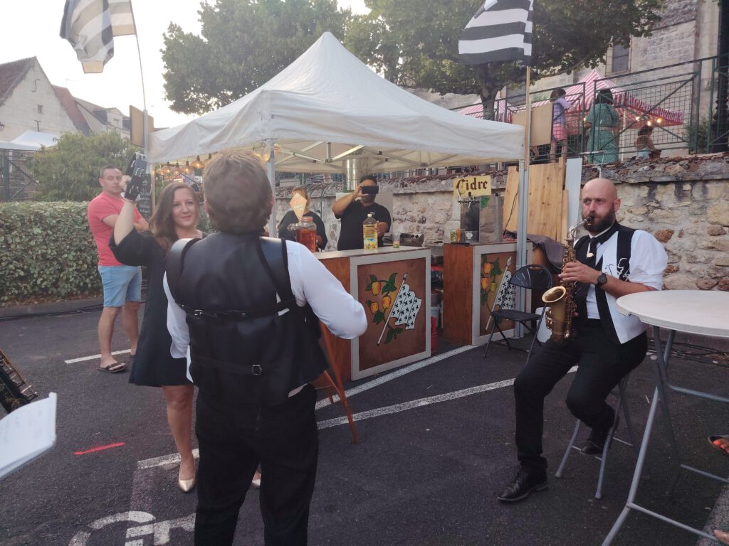 Orchestre Nich Dileem en déambulation lors d'un bal à THILOUZE