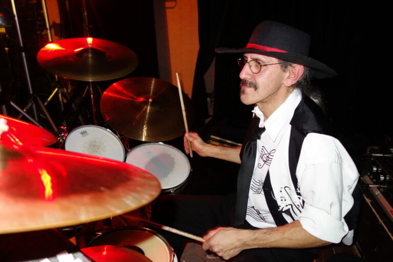 Le batteur de l'Orchestre Nich Dileem en concert