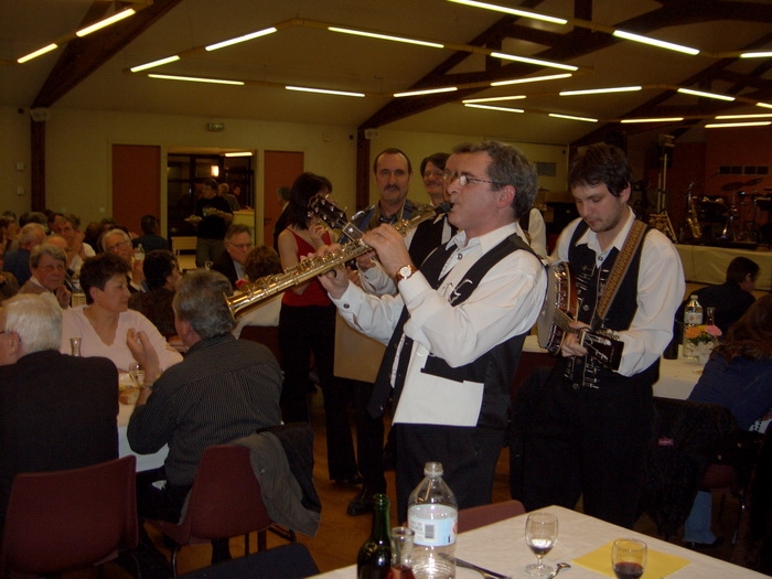 Déambulation de l'Orchestre Nich Dileem : saxophone, trompette et percussions au bal de Richelieu